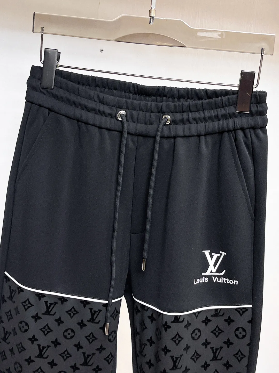 🅿️720 LV 2025 autumn and winter new counter casual suit, breathable, comfortable and casual! Full of high-end feel! The details are exquisite and high-end, and the workmanship is impeccable! The original high-end fabric is very high-end! The fabric is crisp, anti-wrinkle and wear-resistant, warm, neat and stylish. Everyone must buy a set this autumn and winter. They must look cool and handsome when wearing it. We specially recommend the size M-3XLC30